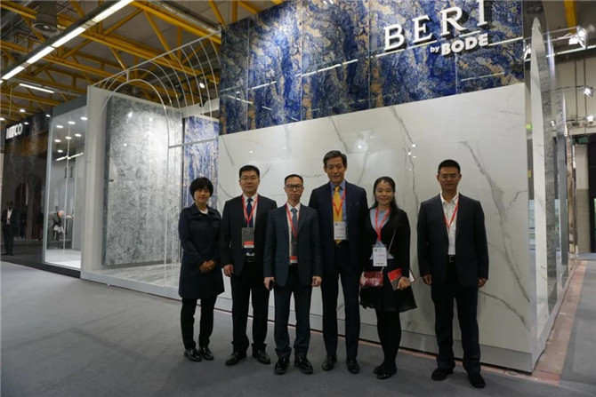 中國建筑衛(wèi)生陶瓷協(xié)會秘書長宮衛(wèi)(右3)帶隊蒞臨2019年博德展位指導(dǎo).jpg