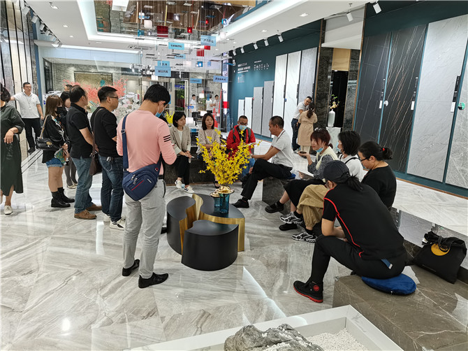 品牌副總經理潘潤滔接受媒體采訪.jpg