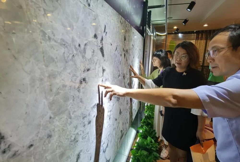 結晶釉巖板原創(chuàng)技術發(fā)布引轟動！逼近珍稀石材邁出關鍵一步