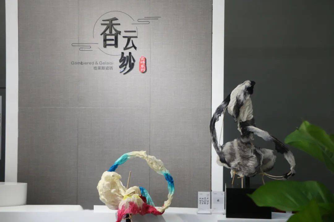 年輕款！“香云紗2代”面世，“潮”向原創(chuàng)ⅠP挺進(jìn)丨潭洲展時(shí)刻