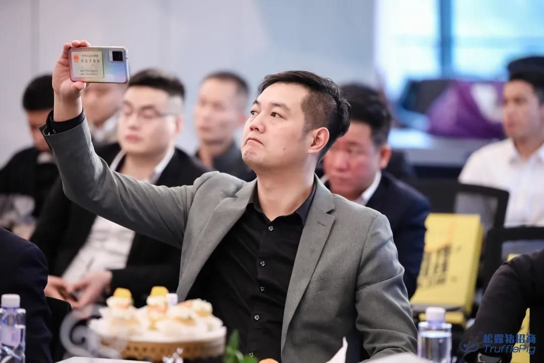 現(xiàn)場拍照不斷.jpg