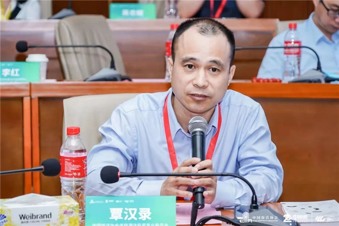 中國(guó)飯店協(xié)會(huì)連鎖酒店投資專業(yè)委員會(huì)常務(wù)副理事長(zhǎng),廣東區(qū)域負(fù)責(zé)人覃漢錄.jpg