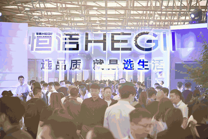 1、文章開頭，展館引發全場矚目.gif